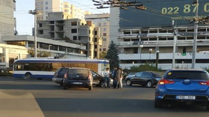 Trei accidente rutiere ingreuneaza circulatia din capitala - strazile pe care trebuie sa le eviti ca sa nu stai prins in trafic - FOTO Trei accidente rutiere ingreuneaza circulatia din capitala - strazile pe care trebuie sa le eviti ca sa nu stai prins in trafic - FOTO