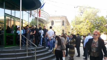 Cetatenii nu vor mai prezenta cazierul juridic, asigurarea medicala si alte trei documente tiparite pe foaie. Actele vor fi transmise de la o institutie la alta in format electronic - VIDEO