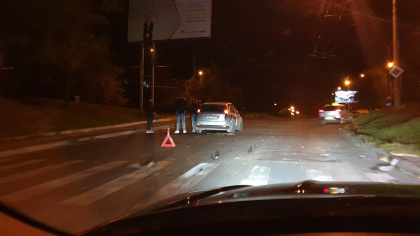 Grav accident pe o strada din capitala. O femeie insarcinata a avut nevoie de ingrijiri medicale, dupa ce masina in care se afla s-a ciocnit violent cu un BMW - GALERIE FOTO Grav accident pe o strada din capitala. O femeie insarcinata a avut nevoie de ingrijiri medicale, dupa ce masina in care se afla s-a ciocnit violent cu un BMW - GALERIE FOTO
