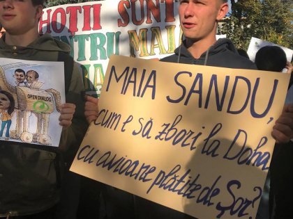 Cu pancarte in maini si sustinatorii PD au venit in fata Legislativului: "Maia Sandu, cum e sa zbori la Doha cu avioanele platite de Sor" - GALERIE FOTO Cu pancarte in maini si sustinatorii PD au venit in fata Legislativului: "Maia Sandu, cum e sa zbori la Doha cu avioanele platite de Sor" - GALERIE FOTO