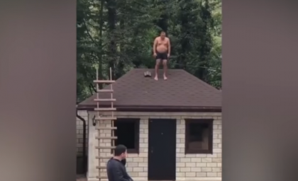Un american a vrut sa sara de pe acoperis in piscina, dar totul s-a terminat catastrofal - VIDEO