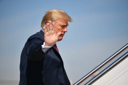 Moment penibil pentru Donald Trump. Cum a fost surprins in timp ce urca in avion - VIDEO Moment penibil pentru Donald Trump. Cum a fost surprins in timp ce urca in avion - VIDEO