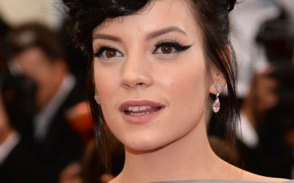 Luni petrecere, marti petrecere, miercuri petrecere, joi ... la spital. Saptamana de poveste a cantaretei Lily Allen Luni petrecere, marti petrecere, miercuri petrecere, joi ... la spital. Saptamana de poveste a cantaretei Lily Allen