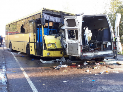 "Cursa mortii". Cel putin 13 persoane, care se aflau intr-un microbuz de ruta, s-au stins intr-un teribil accident produs la Moscova. Cum s-a intamplat totul. Imagini care pot afecta emotional - VIDEO