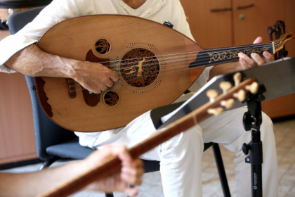 O tanara nu se poate casatori cu partenerul sau deoarece acesta canta la lauta O tanara nu se poate casatori cu partenerul sau deoarece acesta canta la lauta