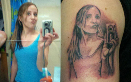Fenomenul selfie si dovada ca lumea o ia razna. O femeie si-a tatuat pe corp propria imagine in oglinda