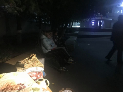 In pijamale si cu plapume in maini, oamenii care au fost raniti, dar si cei care nu mai au unde sa-si petreaca noaptea dupa ce locuintele lor au fost distruse de explozie, au ajuns la spitatul Sfanta Treime - FOTO In pijamale si cu plapume in maini, oamenii care au fost raniti, dar si cei care nu mai au unde sa-si petreaca noaptea dupa ce locuintele lor au fost distruse de explozie, au ajuns la spitatul Sfanta Treime - FOTO