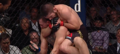 Scene oribile McGregor e strangulat de adversar, apoi e batut de oamenii din stafful acestuia in cusca! Momente socante - VIDEO