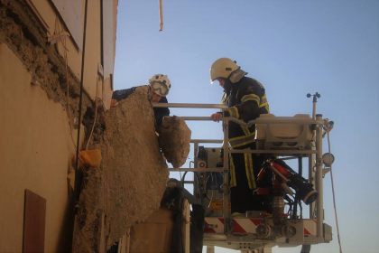 Nimeni nu mai are acces in blocul afectat de explozie. Salvatorii vor sa consolideze constructia ca sa scoata de sub daramaturi corpurile celor doi decedati - GALERIE FOTO Nimeni nu mai are acces in blocul afectat de explozie. Salvatorii vor sa consolideze constructia ca sa scoata de sub daramaturi corpurile celor doi decedati - GALERIE FOTO