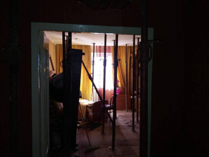 Mai multi salvatori si pompieri incearca sa scoata de sub daramaturi cadavrele celor doua persoane, care si-a pierdut viata in explozia de la Rascani Mai multi salvatori si pompieri incearca sa scoata de sub daramaturi cadavrele celor doua persoane, care si-a pierdut viata in explozia de la Rascani