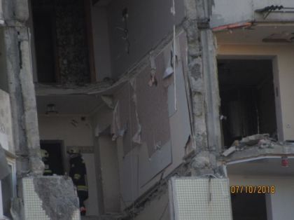 Corpurile neinsufletite ale celor doi decedati in urma exploziei, femeia si copilul ei de patru ani, au fost scoase de sub daramaturi. Codreanu: "Nimeni nu poate sa intre in cladire" Corpurile neinsufletite ale celor doi decedati in urma exploziei, femeia si copilul ei de patru ani, au fost scoase de sub daramaturi. Codreanu: "Nimeni nu poate sa intre in cladire"