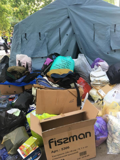 Gesturi de omenie, facute de locuitorii capitalei dupa explozia de la Rascani - unii aduc ceaune cu mancare calda, paine, conserve si apa, iar altii plapume si haine pentru cei care au ramas pe drumuri dupa tragedie - GALERIE FOTO Gesturi de omenie, facute de locuitorii capitalei dupa explozia de la Rascani - unii aduc ceaune cu mancare calda, paine, conserve si apa, iar altii plapume si haine pentru cei care au ramas pe drumuri dupa tragedie - GALERIE FOTO