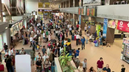 Barbatul care i-a furat unei pasagere de pe Aeroportul Timisoara bijuteriile este politist italian Barbatul care i-a furat unei pasagere de pe Aeroportul Timisoara bijuteriile este politist italian