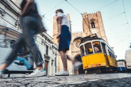 Un barbat a cerut-o in casatorie pe femeia care l-a impins in fata tramvaiului. Raspunsul primit Un barbat a cerut-o in casatorie pe femeia care l-a impins in fata tramvaiului. Raspunsul primit