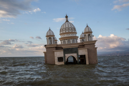 Indonezia, lovita de 3 tsunami, dupa cutremurul devastator din septembrie