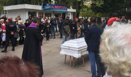 Guvernul a alocat cate 50 de mii de lei pentru cele doua familii, care si-au pierdut apropiatii in urma exploziei de la Rascani Guvernul a alocat cate 50 de mii de lei pentru cele doua familii, care si-au pierdut apropiatii in urma exploziei de la Rascani
