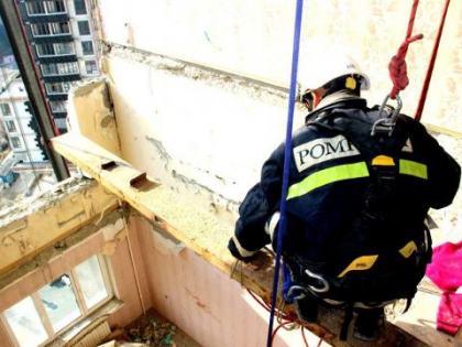 Dupa ce au muncit cinci zile fara oprire, salvatorii au incheiat interventia in blocul afectat de explozie. Pompierii au recuperat de sub ruine bunuri pierdute de locatari si i-au ajutat sa-si ia din apartamente ce le-a mai ramas - VIDEO