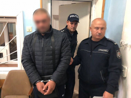 Un copil, grav ranit dupa ce a fost lovit de un Mercedes in satul Palanca. Soferul a dus copilul acasa si a disparut. Politia l-a gasit a doua zi, dar retinut astazi pentru 72 de ore - FOTO