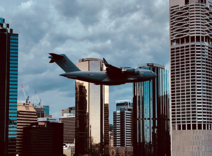 Momentul socant in care un avion survoleaza printre cladirile inalte. "Putea duce la un nou 9/11" - VIDEO Momentul socant in care un avion survoleaza printre cladirile inalte. "Putea duce la un nou 9/11" - VIDEO