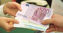 Fara bani si fara apartament. O femeie a cerut aproape 13 mii de euro de la un barbat, iar in schimb i-a promis ca va influenta judecatorii si ca-l va ajuta sa obtina proprietatea asupra unui apartament. Ce pedeapsa risca femeia Fara bani si fara apartament. O femeie a cerut aproape 13 mii de euro de la un barbat, iar in schimb i-a promis ca va influenta judecatorii si ca-l va ajuta sa obtina proprietatea asupra unui apartament. Ce pedeapsa risca femeia