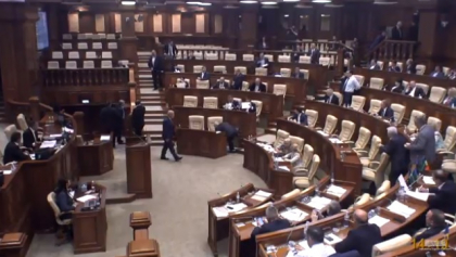 "Este un exercitiu cinic la care nu vom participa" - socialistii au parasit sedinta Parlamentului si spun ca nu vor vota proiectul democratilor privind introducerea sintagmei "integrarea europeana" in Constitutie "Este un exercitiu cinic la care nu vom participa" - socialistii au parasit sedinta Parlamentului si spun ca nu vor vota proiectul democratilor privind introducerea sintagmei "integrarea europeana" in Constitutie