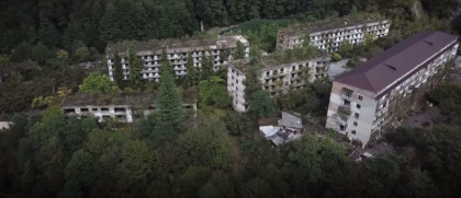 Orasul fantoma inghitit de natura. Din 5000 de locuitori au mai ramas 35 - VIDEO Orasul fantoma inghitit de natura. Din 5000 de locuitori au mai ramas 35 - VIDEO