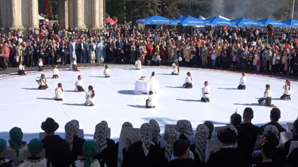 La multi ani Chisinau! Petrecerea de Hramul Orasului a inceput in PMAN cu o ceremonie religioasa. Bulevardul Stefan cel Mare s-a transformat intr-o mare pietonala. Ce artisti vor urca pe scena - GALERIE FOTO