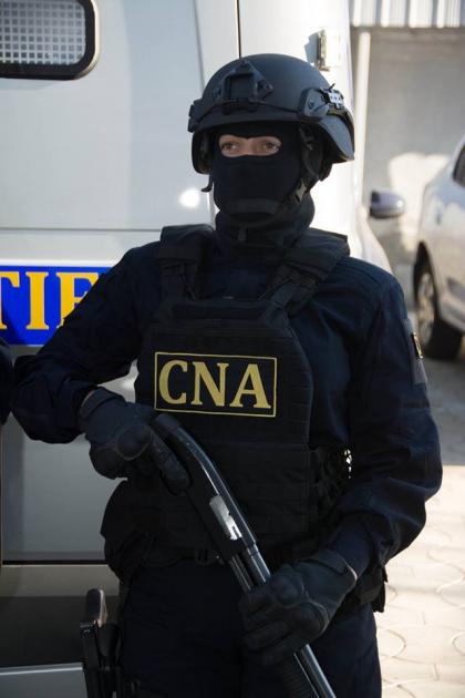 Premiera pentru CNA. Pentru prima data in istoria institutiei, in grupa speciala de interventie, printre barbati, activeaza si o tanara. Cum arata femeia mascata - GALERIE FOTO Premiera pentru CNA. Pentru prima data in istoria institutiei, in grupa speciala de interventie, printre barbati, activeaza si o tanara. Cum arata femeia mascata - GALERIE FOTO