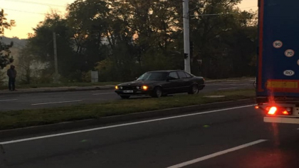 Un barbat a fost transportat de urgenta la spital, dupa ce a fost lovit de un BMW pe o trecere de pietoni din capitala - FOTO