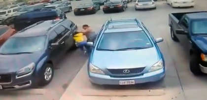 Imagini socante. Motivul pentru care o femeie si un barbat s-au luat la bataie intr-o parcare din Texas - VIDEO Imagini socante. Motivul pentru care o femeie si un barbat s-au luat la bataie intr-o parcare din Texas - VIDEO