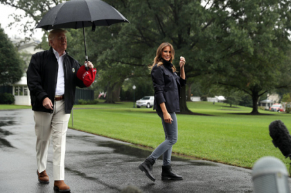 Gafa facuta de Donald Trump. Si-a lasat sotia in ploaie, in timp ce el se proteja cu o umbrela - VIDEO