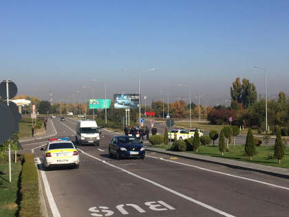Din clipa in clipa Erdogan urmeaza sa ajunga la Chisinau. Nici zare de om pe langa aeroport, iar circulatia e inchisa. Masini cu drapelul Turciei, in fata zonei VIP - FOTO