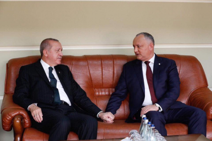 Cu sotiile alaturi, Igor Dodon si Recep Erdogan se tin de mana la Chisinau - GALERIE FOTO Cu sotiile alaturi, Igor Dodon si Recep Erdogan se tin de mana la Chisinau - GALERIE FOTO