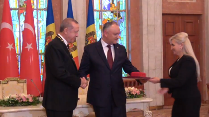 Presedintele Turciei, decorat cu cea mai inalta districtie a Republicii Moldova. Erdogan: "Sunt fericit ca ma aflu in Moldova. Va multumesc pentru inaltul grad de ospitalitate si sincera prietenie" Presedintele Turciei, decorat cu cea mai inalta districtie a Republicii Moldova. Erdogan: "Sunt fericit ca ma aflu in Moldova. Va multumesc pentru inaltul grad de ospitalitate si sincera prietenie"