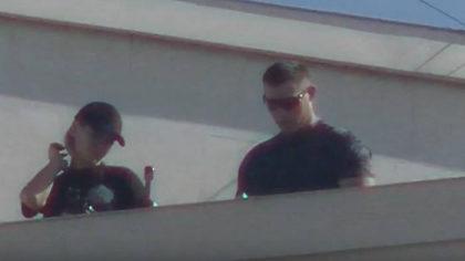 Cativa lunetisti au fost surprinsi pe cladirea Presedintiei, in timpul vizitei lui Erdogan la Chisinau - VIDEO