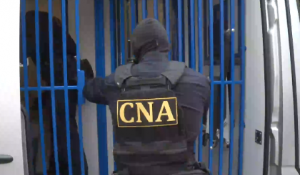 25 de persoane, printre care 3 angajati ai Primariei Chisinau, escortate pentru audieri la sediul CNA: sunt vizate intr-un dosar de coruptie. In total 30 de persoane sunt implicate - LIVE TEXT