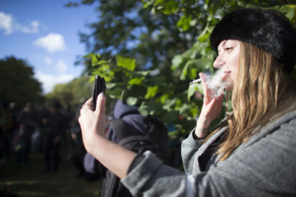 Canada ramane fara marijuana la doua zile dupa legalizarea ei. Reactia unei femei care a fumat pentru prima data