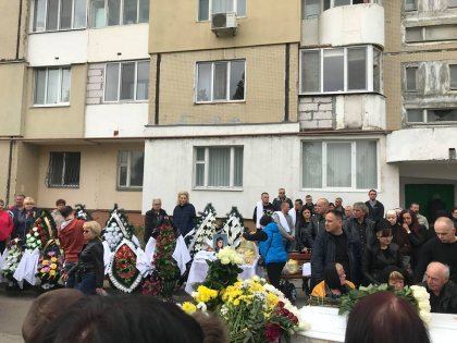 Lacrimi si durere in capitala. Zeci de oameni s-au adunat ca sa petreaca pe ultimul drum femeia in apartamentul careia s-a produs explozia de la Rascani - GALERIE FOTO Lacrimi si durere in capitala. Zeci de oameni s-au adunat ca sa petreaca pe ultimul drum femeia in apartamentul careia s-a produs explozia de la Rascani - GALERIE FOTO