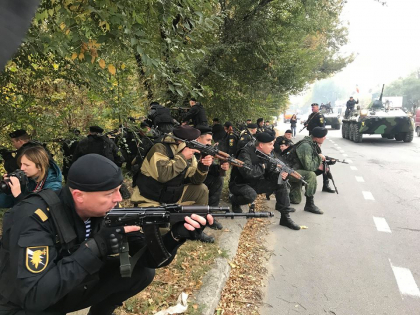 De dimineata, cateva blindate si mascati au speriat oamenii din Chisinau: politistii de la Fulger au trecut printr-un test de rezistenta. Au alergat prin foc, apa si incercari grele. Totul pentru a obtine "Bereta neagra" - GALERIE FOTO De dimineata, cateva blindate si mascati au speriat oamenii din Chisinau: politistii de la Fulger au trecut printr-un test de rezistenta. Au alergat prin foc, apa si incercari grele. Totul pentru a obtine "Bereta neagra" - GALERIE FOTO