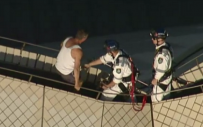 Un barbat beat s-a urcat pe acoperisul Operei din Sidney. "Nici vorba de vreo revendicare, n-a putut sa spuna nici cum il cheama" Un barbat beat s-a urcat pe acoperisul Operei din Sidney. "Nici vorba de vreo revendicare, n-a putut sa spuna nici cum il cheama"