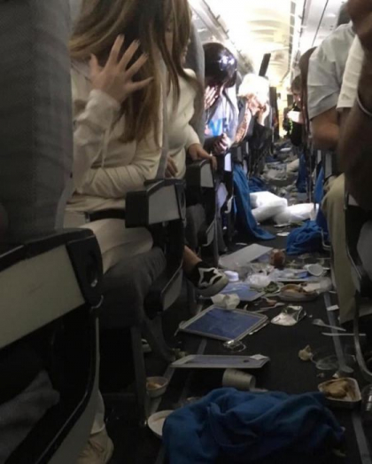 Momente de panica la bordul unui avion, pe fondul unor turbulente puternice. Mai multi pasageri au fost raniti Momente de panica la bordul unui avion, pe fondul unor turbulente puternice. Mai multi pasageri au fost raniti
