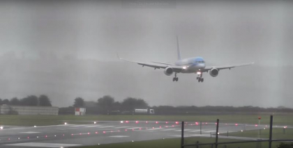 Aterizare laterala incredibila, realizata de femeia-pilot aflata la mansa unui Boeing 757 - VIDEO Aterizare laterala incredibila, realizata de femeia-pilot aflata la mansa unui Boeing 757 - VIDEO