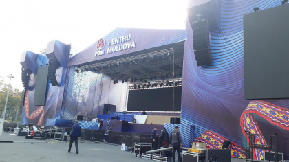 Scena grandioasa pentru evenimentul de maine organizat de PD este instalata deja in PMAN. Are un sistem de lumini, sistem de boxe si 5 ecrane LED gigantice: unul este si peretele din spate al scenei - GALERIE FOTO