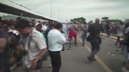 Ciocniri intre migranti si politistii mexicani. Autoritatile au folosit gaze lacrimogene Ciocniri intre migranti si politistii mexicani. Autoritatile au folosit gaze lacrimogene