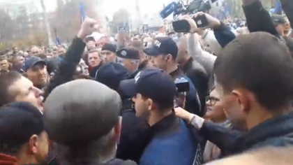 Altercatii, surprinse in centrul capitalei, chiar in timpul manifestatiilor PD: "Jos Plahotniuc..." Oamenii s-au luat la harta cu politistii - VIDEO Altercatii, surprinse in centrul capitalei, chiar in timpul manifestatiilor PD: "Jos Plahotniuc..." Oamenii s-au luat la harta cu politistii - VIDEO
