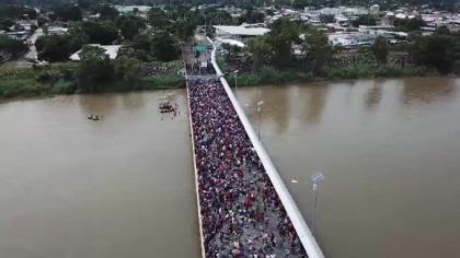Miile de migranti care se indreapta spre SUA, descrisi de Trump ca fiind "infractori inraiti" - FOTO Miile de migranti care se indreapta spre SUA, descrisi de Trump ca fiind "infractori inraiti" - FOTO