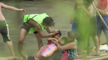 Gestul induiosator al mexicanilor fata de migrantii care traverseaza tara spre SUA Gestul induiosator al mexicanilor fata de migrantii care traverseaza tara spre SUA