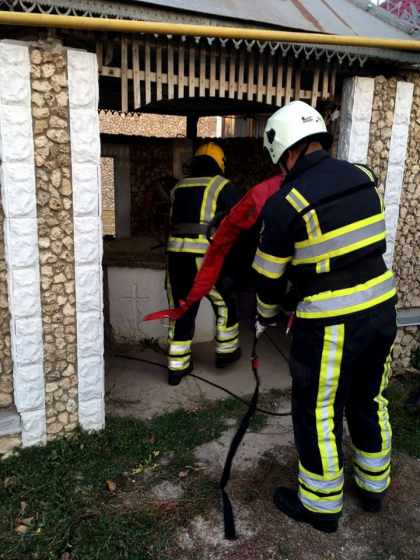 A cazut intr-o fantana adanca de noua metri si a stat acolo mai bine de o ora. Un barbat in varsta de 63 de ani a fost salvat de catre pompieri. Cum a decurs operatiunea - VIDEO