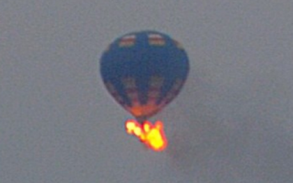 Trei persoane au murit dupa ce au sarit dintr-un balon cu aer cald, care a luat foc pe cand se afla la inaltime. VIDEO Trei persoane au murit dupa ce au sarit dintr-un balon cu aer cald, care a luat foc pe cand se afla la inaltime. VIDEO