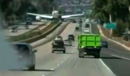 Momentul incredibil in care un avion aterizeaza pe autostrada, printre masini - VIDEO